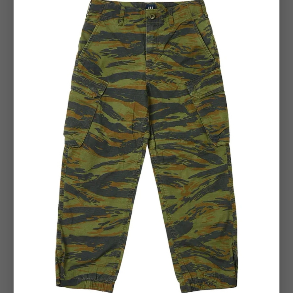 PALACE X GAP KIDS CARGO PANTS IN CAMO SIZE LARGE